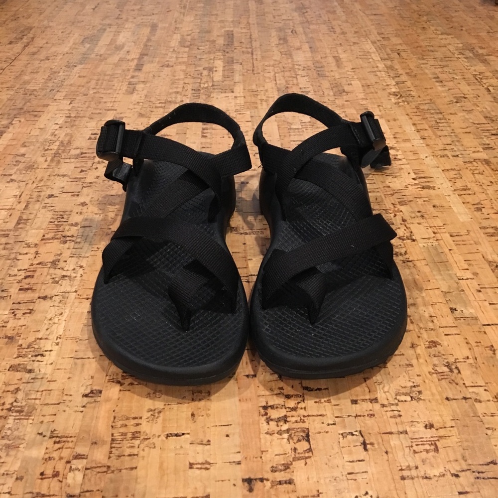 black chacos w/ toe strap